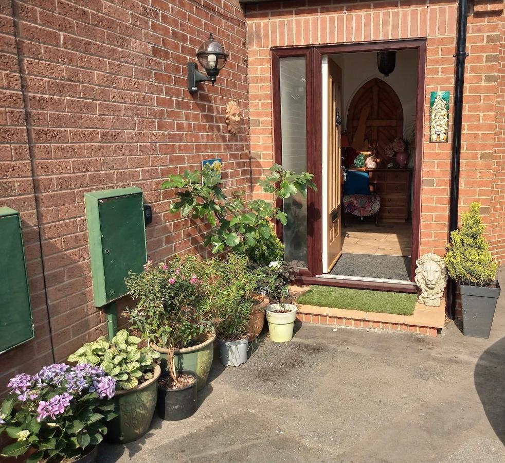 Self Contained Ground Floor Bedroom With Ensuite Wet Room Continental Breakfast Included Parking For 1 Car Outside Heanor Exterior foto