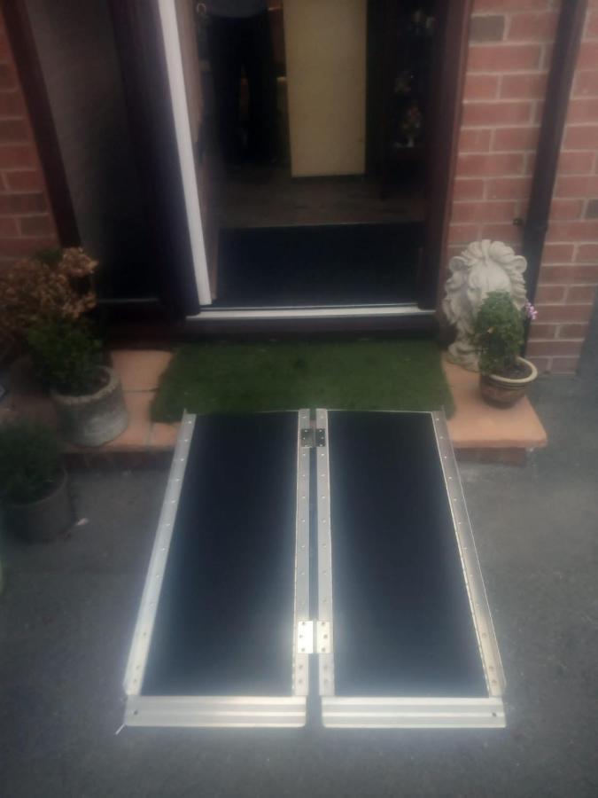 Self Contained Ground Floor Bedroom With Ensuite Wet Room Continental Breakfast Included Parking For 1 Car Outside Heanor Exterior foto